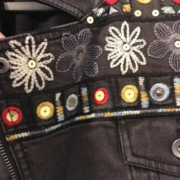 Black Floral Embroidered Denim Jacket NWT 34 - Picture 5 of 8